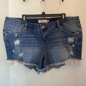Torrid embellished distressed denim shorts size 18 NWOT